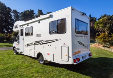 Seiten und Heckansicht des Euro Deluxe von Apollo Motorhomes Neuseeland