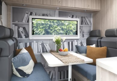 Die mittlere Sitzgruppe im Polaris 6 von Star RV in Neuseeland