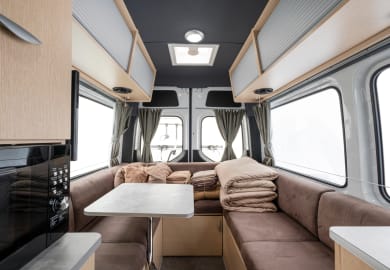 die gemütliche Inneneinrichtung des Ultima Plus von Maui Rentals Neuseeland