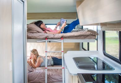 beim lesen und entspannen im Discovery von Britz Rentals Neuseeland