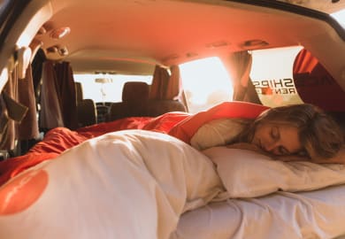 Gemütliches Doppelbett im Spaceships Beta Camper in NZ