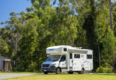 Seitenansicht des Beach Elite Camper von Maui Australia