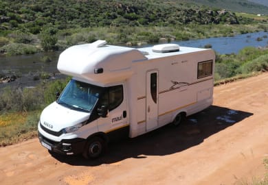 Auf der Straße unterwegs mit dem 6-Bett (M6B) von Maui Rentals Afrika