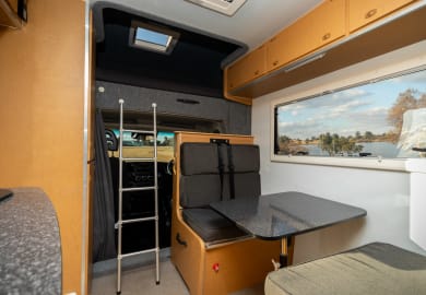 Innenraum des 6-Bett (M6B) von Maui Rentals Afrika