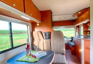 Innenraum des Discoverer 6 von Bobo Campers Afrika