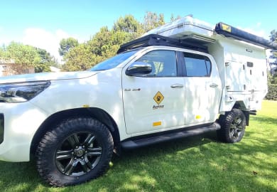 Ansicht des Toyota Hilux Bushcamper (HilCAM) von Bushlore Afrika