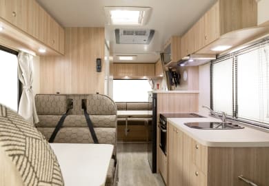 Innenansicht des 4-Bett Motorhome von Cheapa Campa Australien
