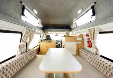 Innenbereich als Sitzgelegenheit im Camper Hitop von Hippie Camper Australien