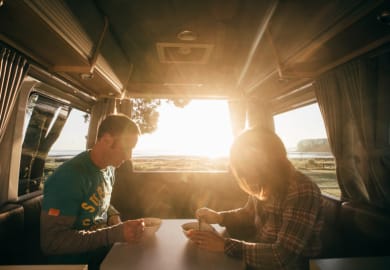 Geräumiger Sitz- und Essbereich im Camper Deuce von Mighty Australien