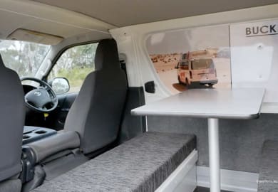 Sitzgruppe im Chubby Camper von Travellers Autobarn Australien