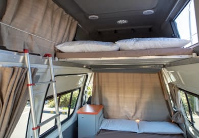 Innenansicht der Schlafplätze im HI5 Campervan von Travellers Autobarn Australien