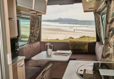 Sitzgruppe mit schöner Aussicht aus dem Ultima von Maui Rentals Neuseeland