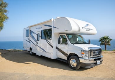 Frontansicht des Roadbear USA Class R (C) 29-31ft