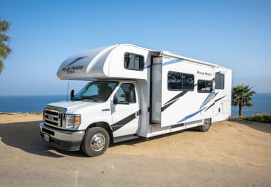 Frontansicht mit Slide-Out des Roadbear USA Class R (C) 29-31ft