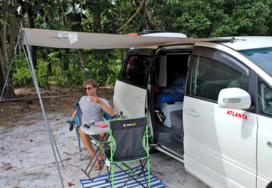 Entspannen vor dem Alpha Camper von Spaceships Australien