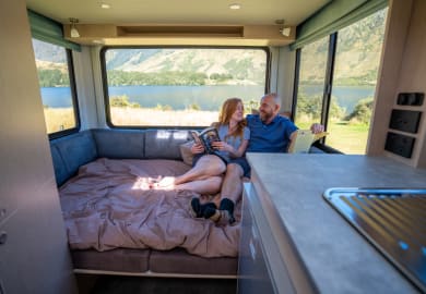 beim entspannten Lesen im Euro Quest von Apollo Motorhomes Neuseeland