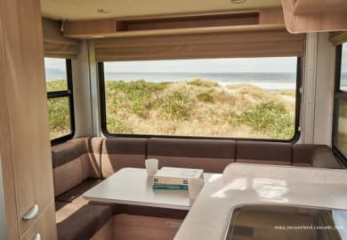 Sitzgruppe mit Aussicht aus dem Cascade Elite von Maui Rentals Neuseeland