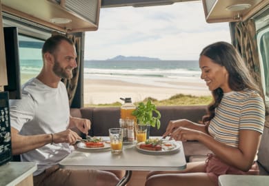 Beim essen im Ultima Plus von Maui Rentals Neuseeland