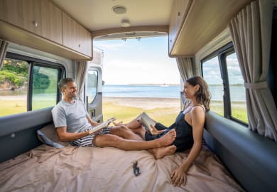 beim entspannen im Venturer von Britz Rentals Neuseeland