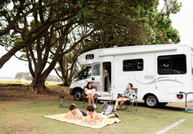 Entspannte Familienzeit vor dem Frontier von Britz Rentals Neuseeland
