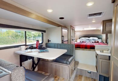 Der Essbereich im Truck Camper Slide Dinette von FraserWay in Kanada