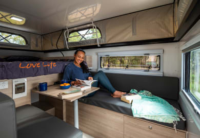 Saison 25/26: Der gemütliche Sitzbereich des 4WD Adventure Camper von Cheapa Australien