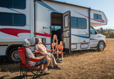 Gemütliches Zusammensitzen vor dem MHX Motorhome von CanaDream Kanada