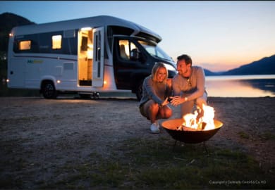 Lagerfeuer vor dem Comfort Plus von McRent Island