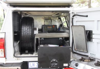 Der Heckbereich des Base Line Safari Camper A von Avis Afrika