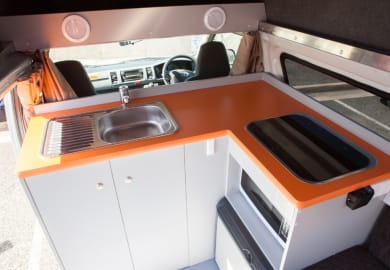 Die praktische Küche des Hitop Camper von Travellers Autobarn Neuseeland