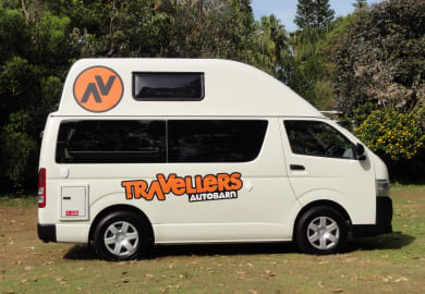 Die Seitenansicht des Hitop Camper von Travellers Autobarn Neuseeland