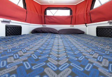 Das gemütliche Bett des Wanderer 4WD Camper von Redsands Campers Australien