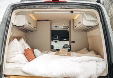 Das gemütliche Doppelbett des City First von rent easy Portugal