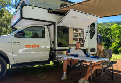 Gemütliche Rast unter der Markise des Adventure Camper 4 WD von Apollo Australien