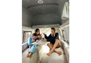 Beim Essen im HILITE Camper von Mighty LITE Australien