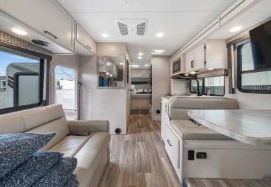 Der geräumige Innenraum des  C-Lage Wohnmobil von Meridian Kanada