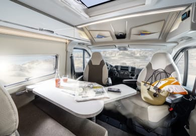Gemütlicher Essplatz im Compact Tourer V3 von DRM Deutschland