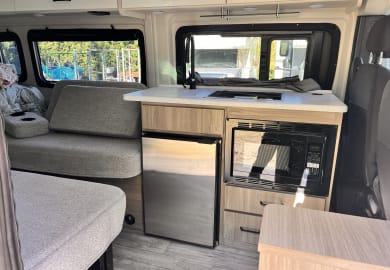 Die praktische Küche des C1 Van Camper von Road Camper Amerika