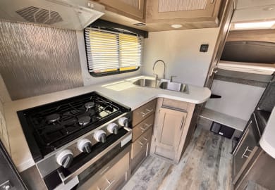 Die Küchenausstattung des Truck Camper von Road Camper Amerika