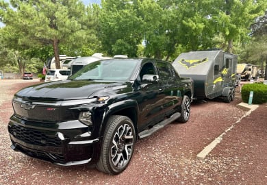 Das C5-Elektro Auto mit Wohnwagen 21ft von Road Camper Amerika