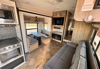 Blick nach hinten in dem C6 PickUp + Caravan von Road Camper Amerika