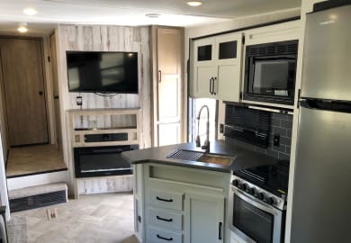 Der Innenraum des C7 PickUp + Caravan von Road Camper Amerika