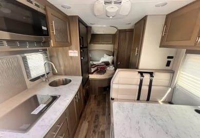 Blick nach hinten in dem C3 Standard 23-25ft von Road Camper Amerika