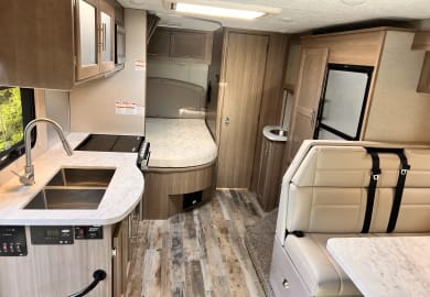 Blick nach hinten in dem C3 Premium 24ft von Road Camper Amerika