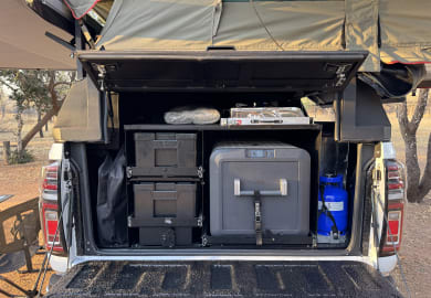 Ausstattung im Heck Luxury Safari Camper D von Avis Afrika