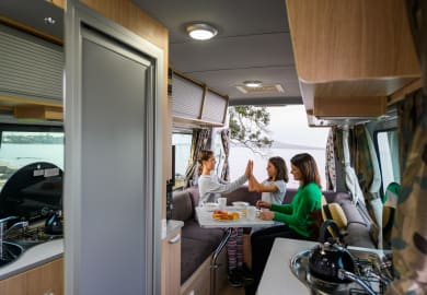 Blick zur hinteren Sitzecke im Double Up von Mighty Campers Neuseeland