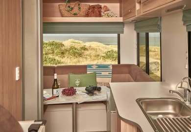 Die geräumige Sitzecke im Heck des Big Six Campers von Mighty Neuseeland