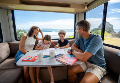 Gemütliches Beisammensein in der Sitzecke im Heck im Cascade von Maui Rentals Neuseeland