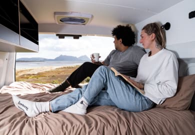 Das gemütliche Doppelbett im Hitop Camper von Britz Neuseeland