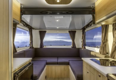Sitzecke im Heck mit Panorama Fenstern im MAX 4-Bett Wohnmobil von Pacific Horizon, Neuseeland